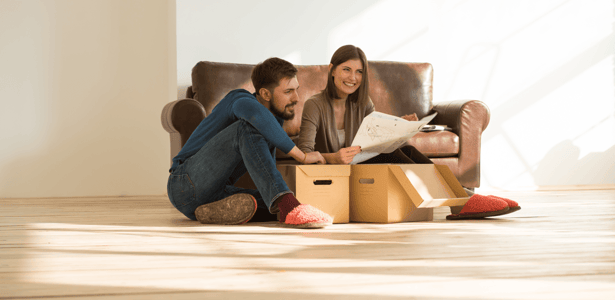 5 Secrets to an Easy Move to a New City Couple in New House image